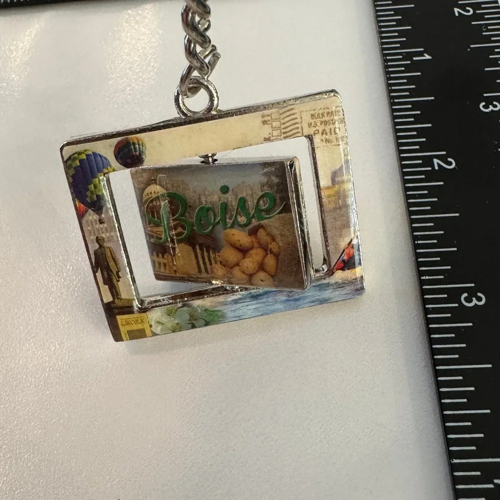 Boise Idaho Souvenir Keychain Vintage Postcard Scene Hot Air Balloons Potatoes‎